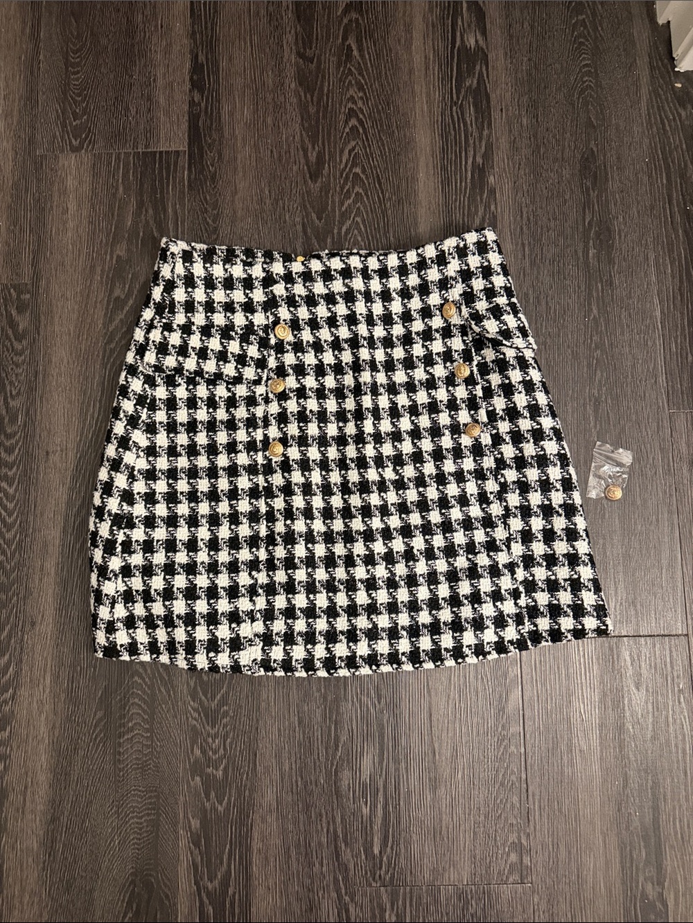 NWOT, Mi Ami Black/White Houndstooth Button Mini Skirt with faux pockets. Size M